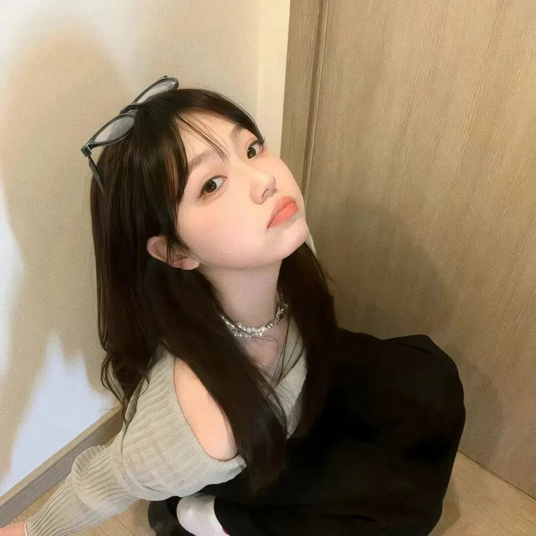 蹲着小众女生头像