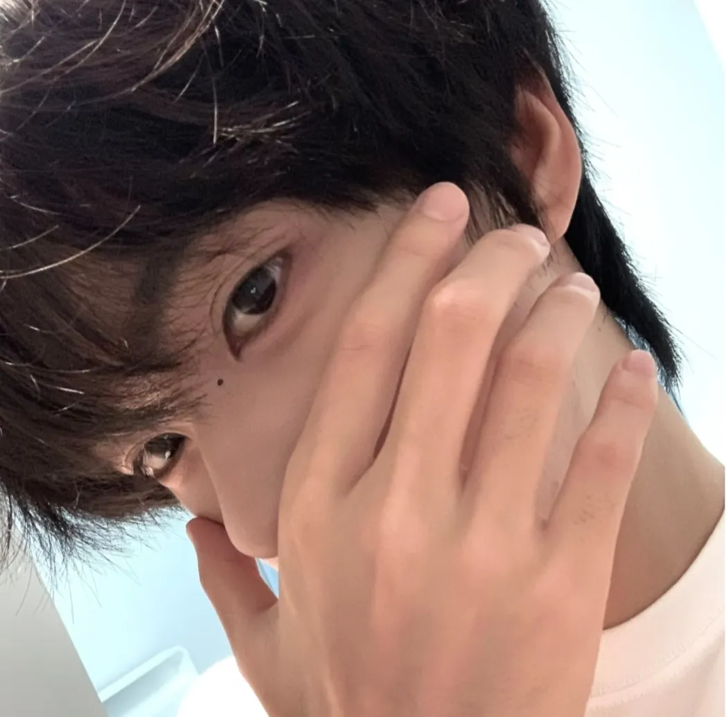 捂嘴小众男生头像
