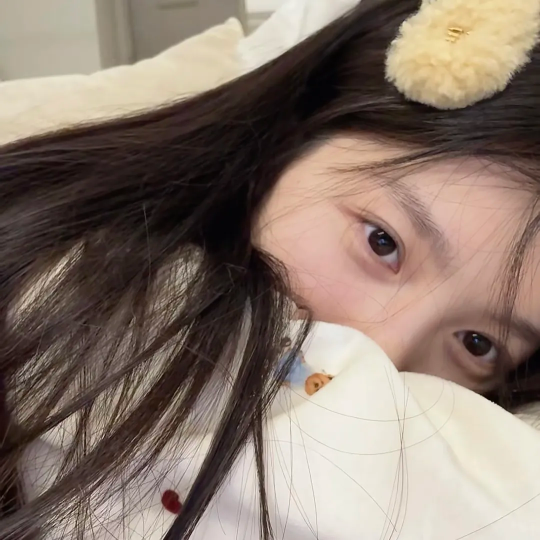 趴着甜妹女生头像