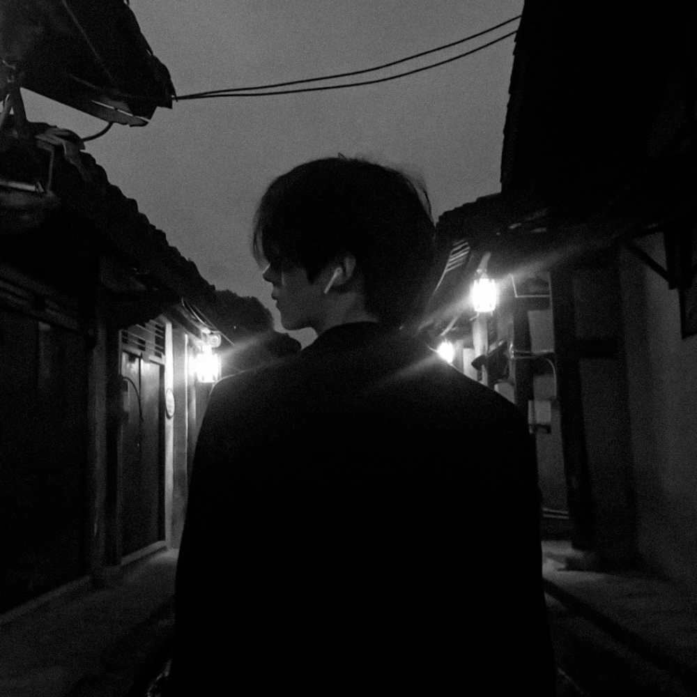 帅气黑白侧脸男生头像