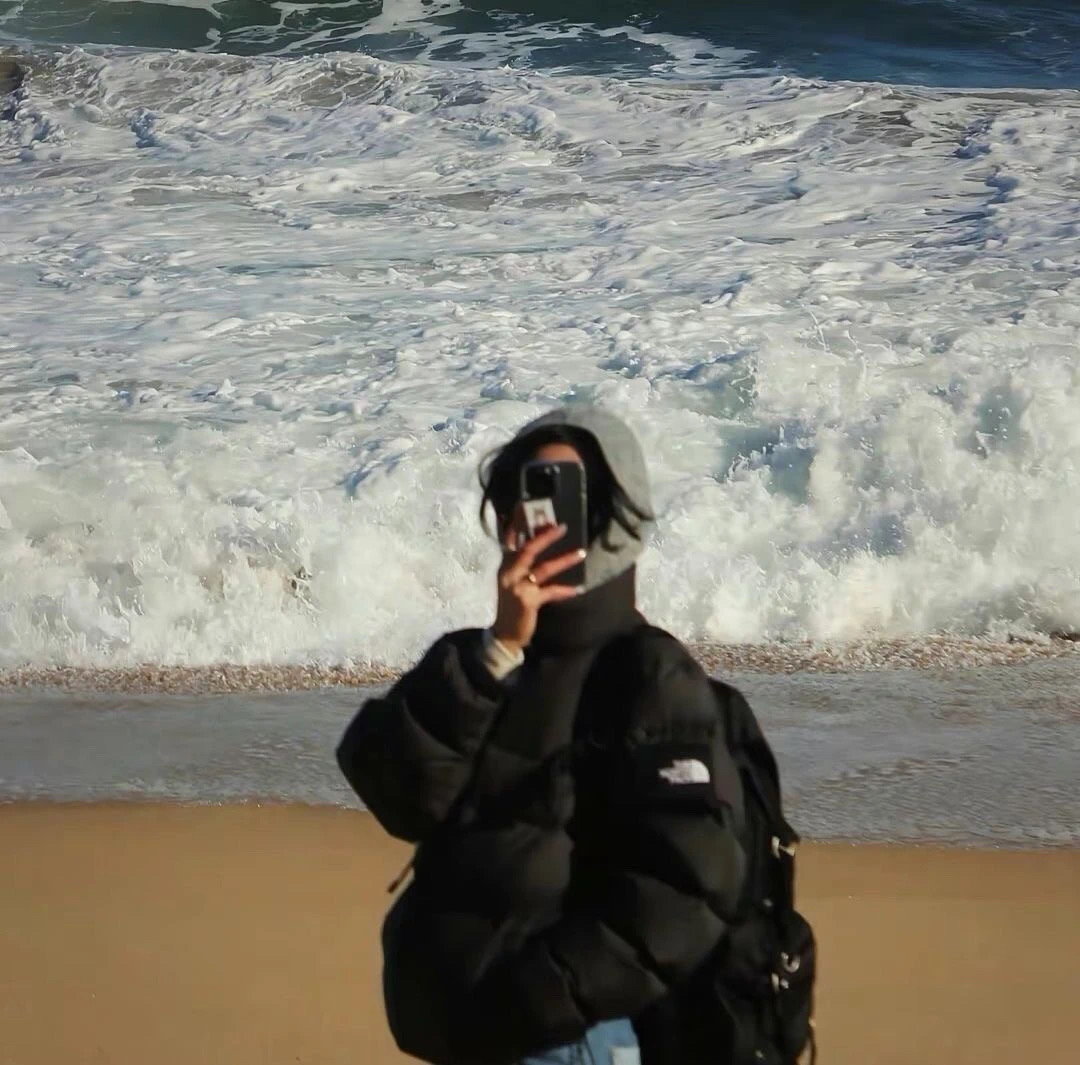 氛围感不露脸海边自拍手机女生头像