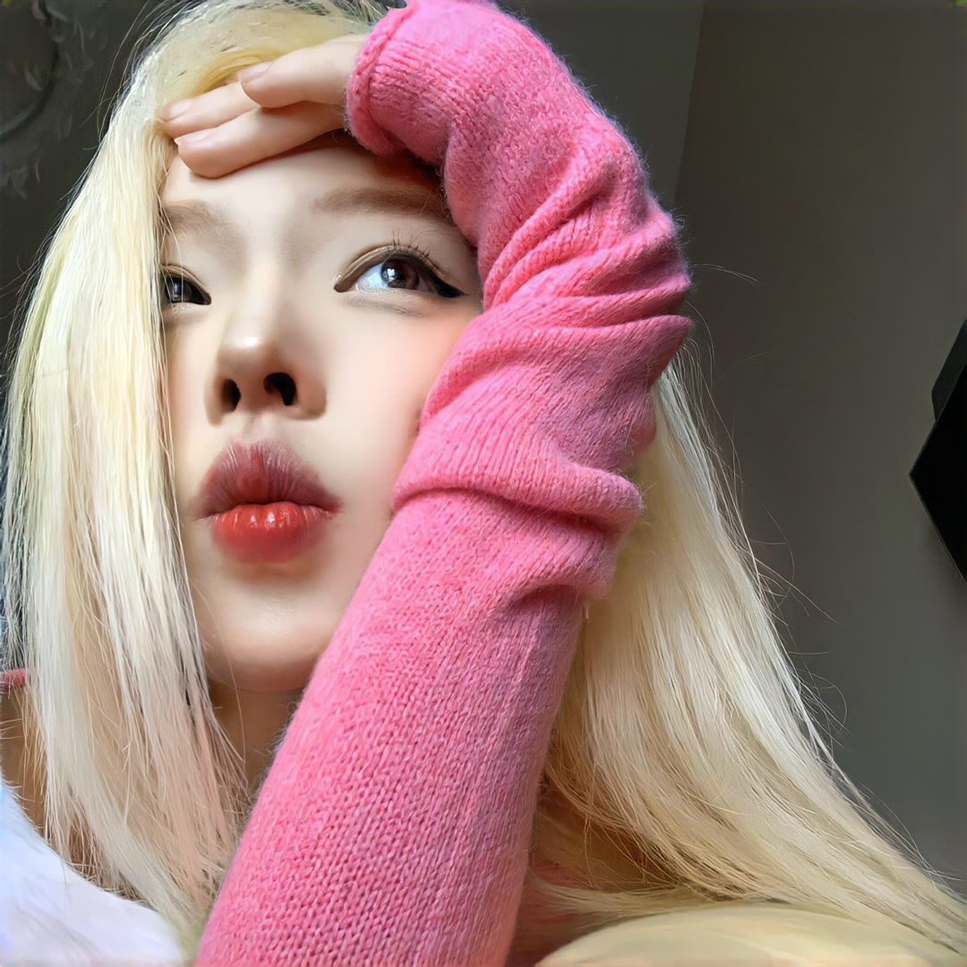 黄发手扶脸女生头像