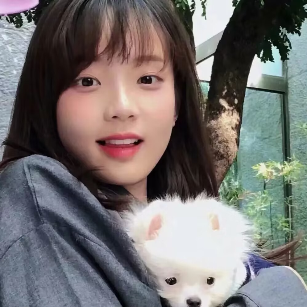 抱着狗狗女生头像