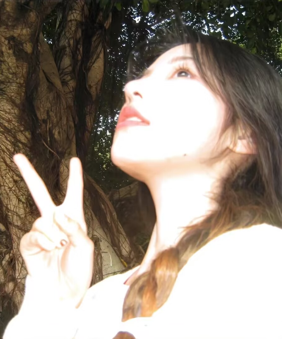 光感剪刀手女生头像