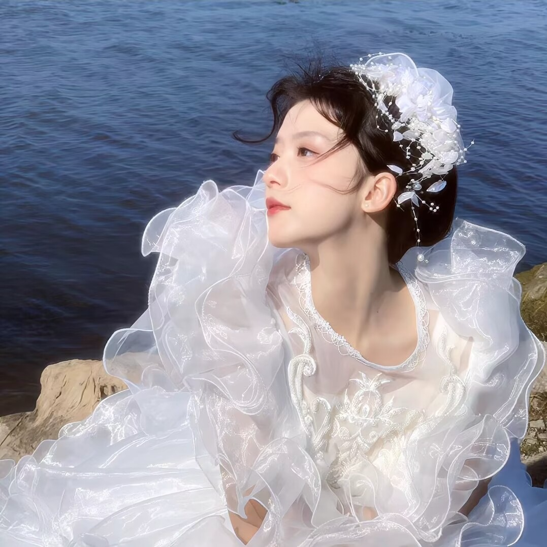 氛围感海边婚纱侧脸女生头像