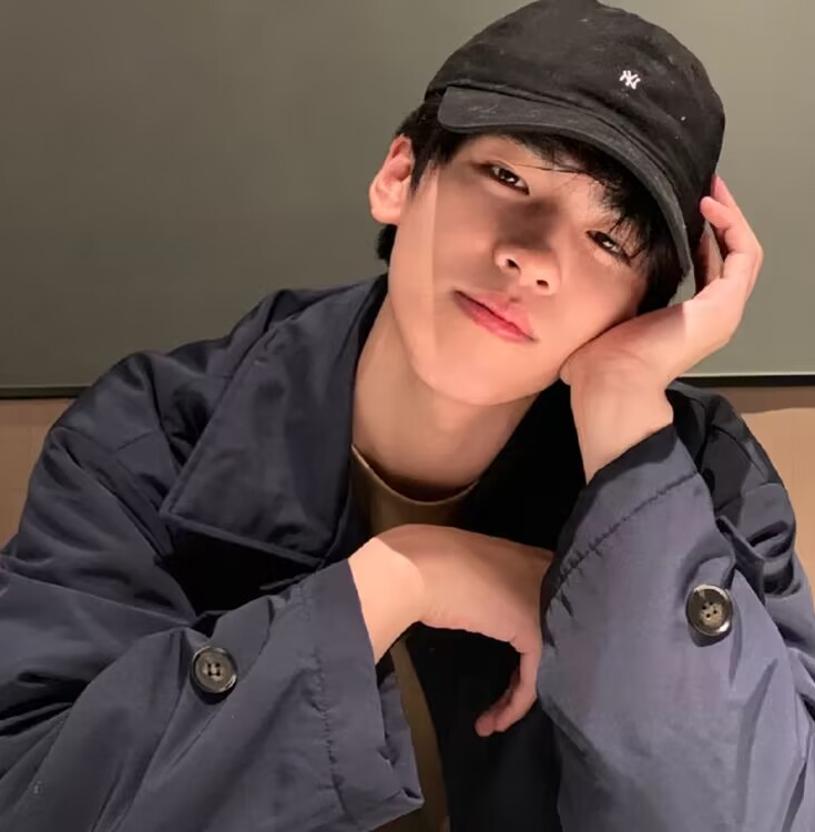 扶着脸男生头像