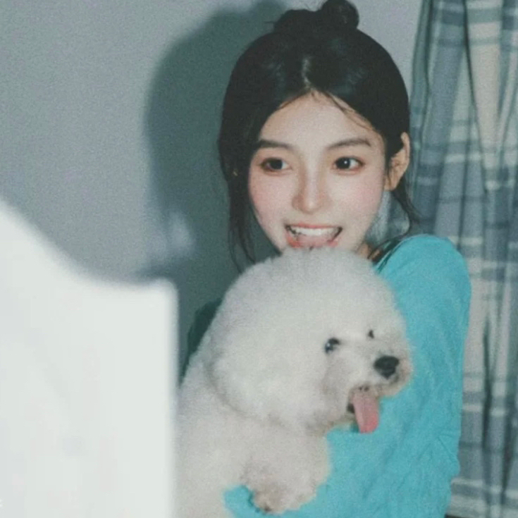 抱着猫咪甜美爱笑女生头像