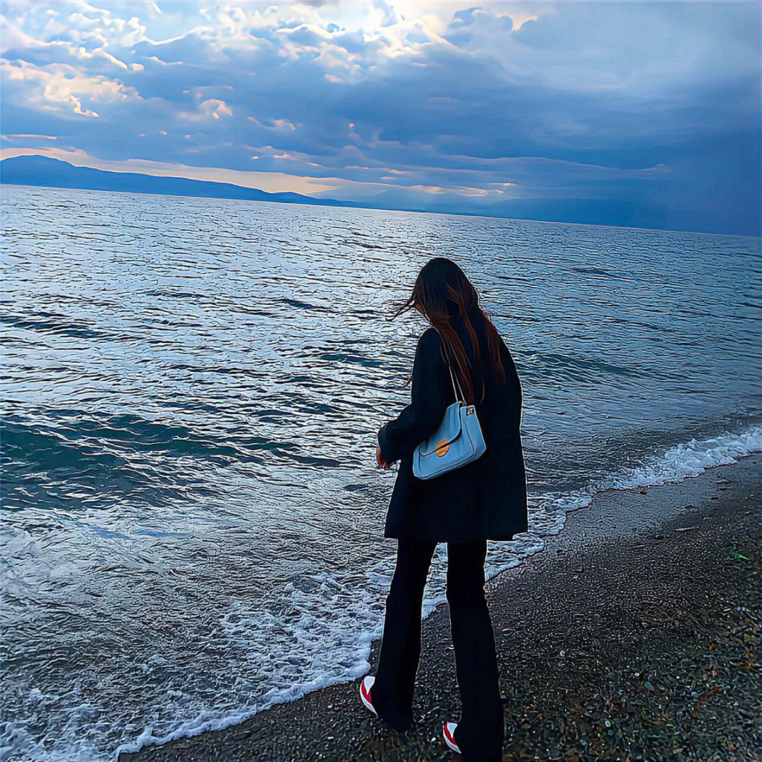 氛围感不露脸海边女生头像