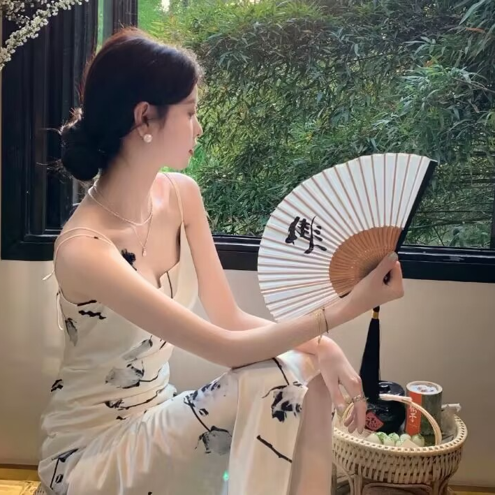 小清新拿扇子侧脸女生头像