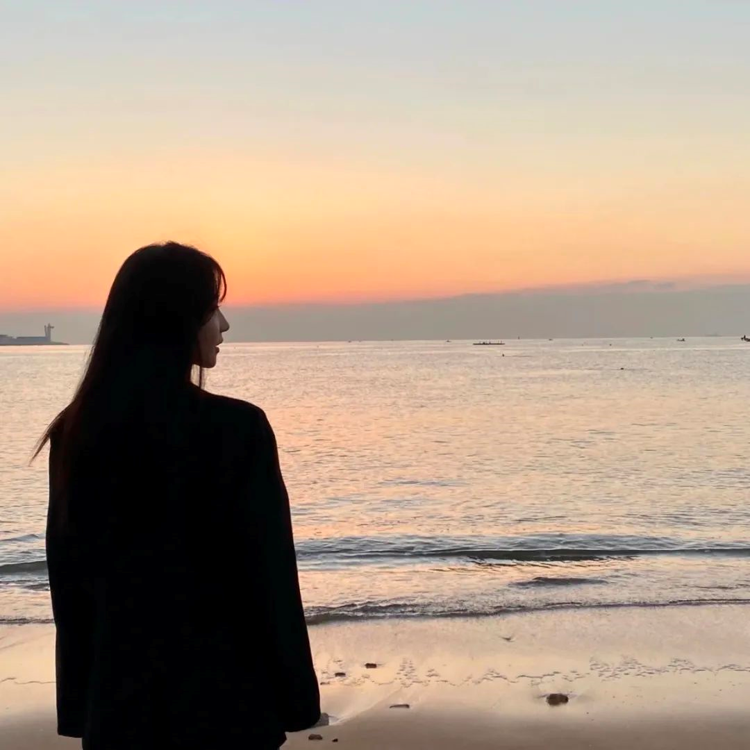 氛围感侧脸海边女生头像