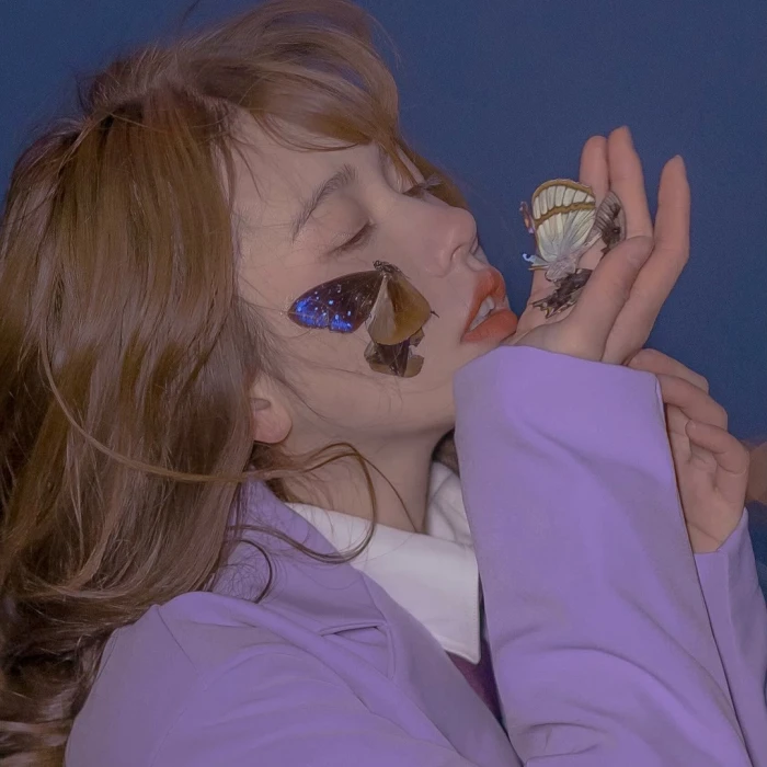 氛围感侧脸蝴蝶女生头像