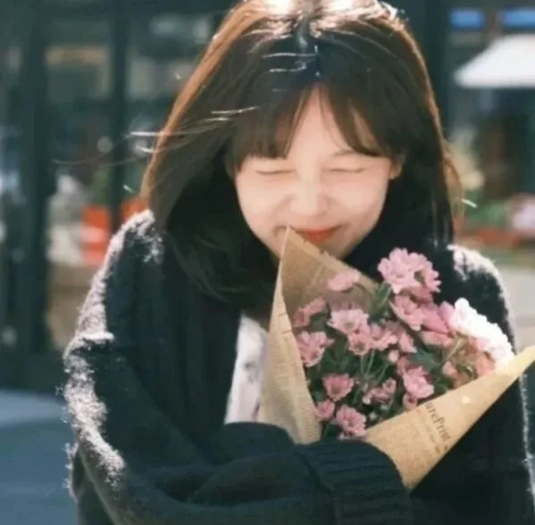 氛围感甜美爱笑鲜花女生头像