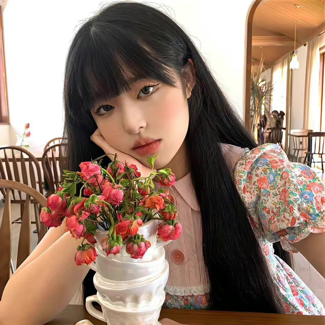 手扶脸女生头像