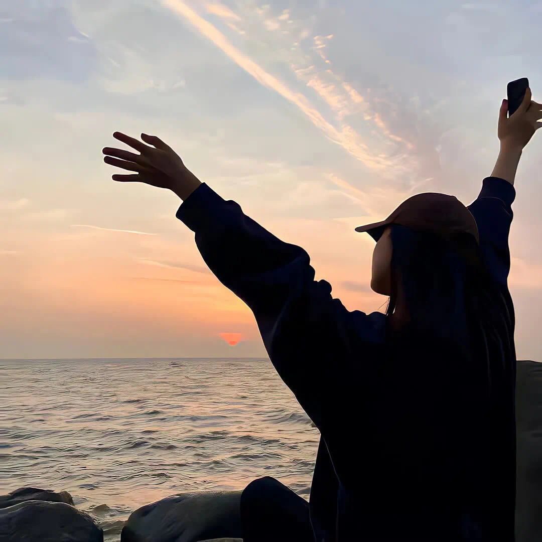 氛围感不露脸海边女生头像