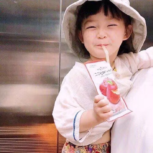 爱笑喝饮料小女孩萌娃头像