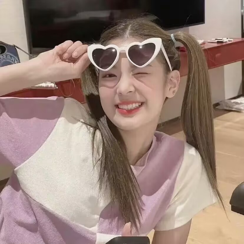 甜美爱笑墨镜女生头像