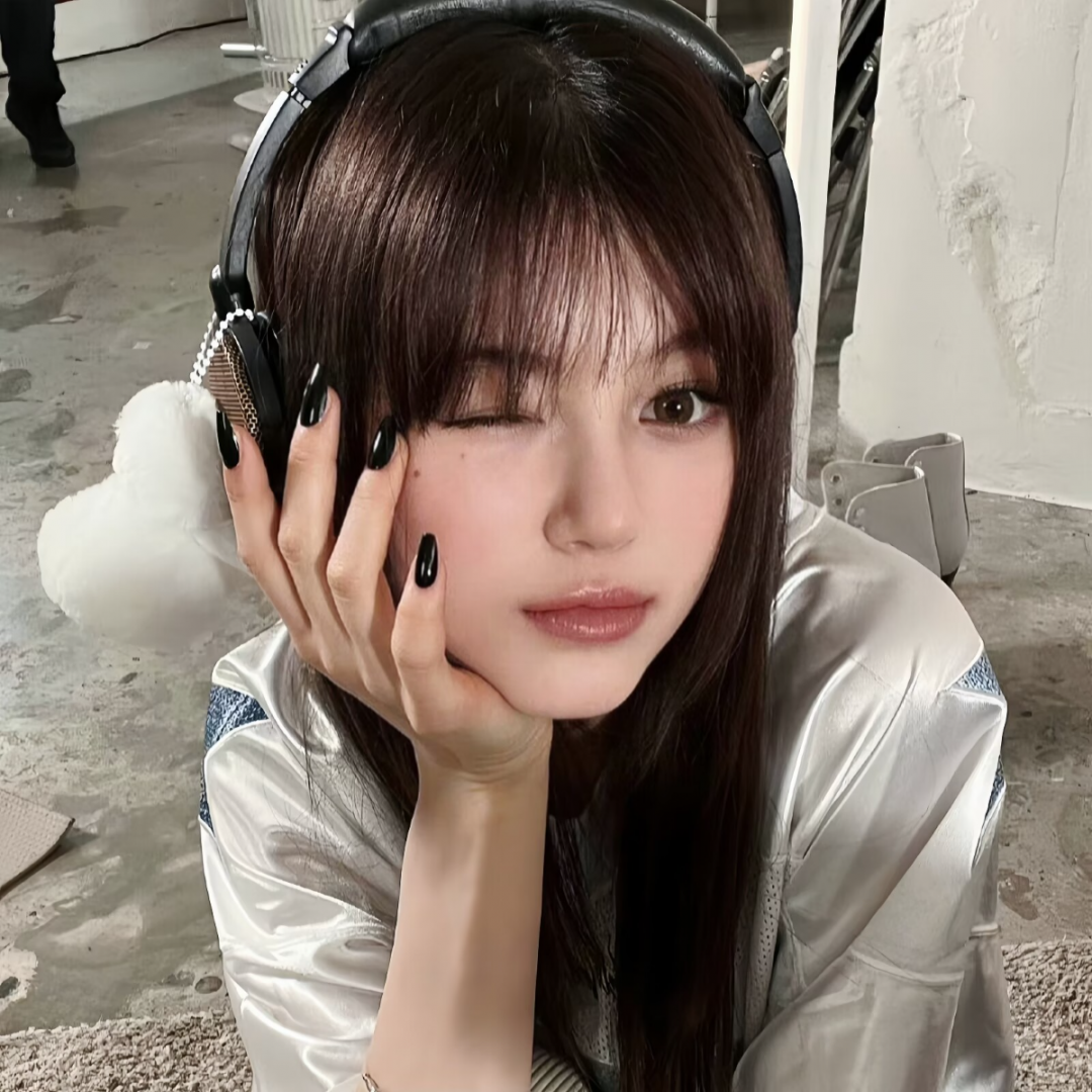 手扶脸小众女生头像