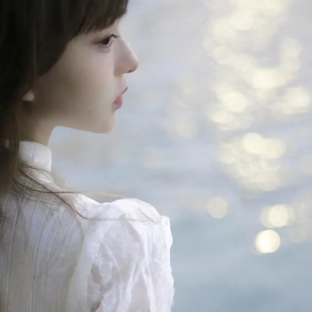 氛围感侧脸海边女生头像