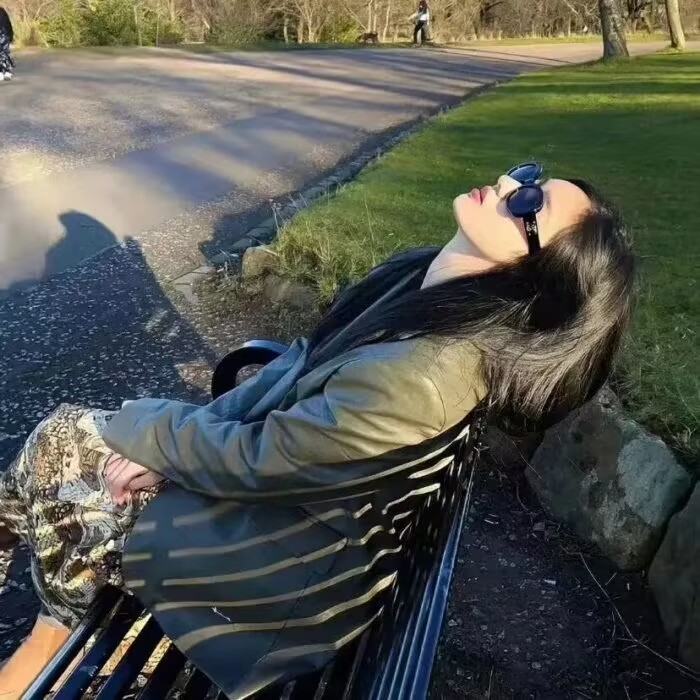 酷酷墨镜侧脸女生头像
