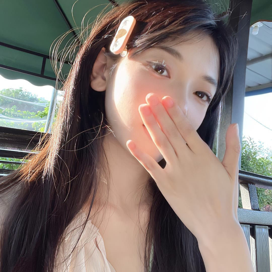捂嘴温柔女生头像