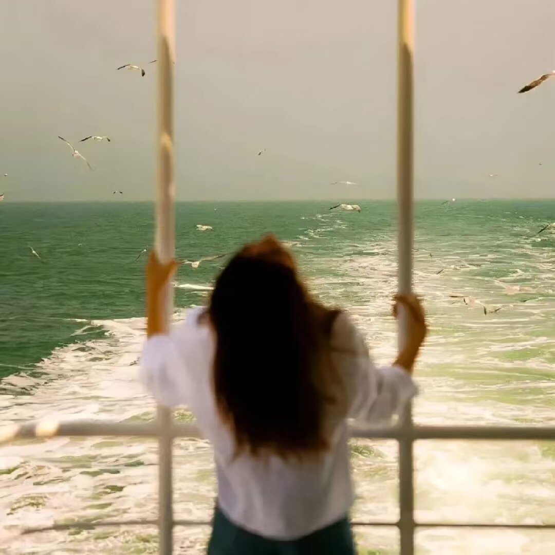 氛围感不露脸海边女生头像