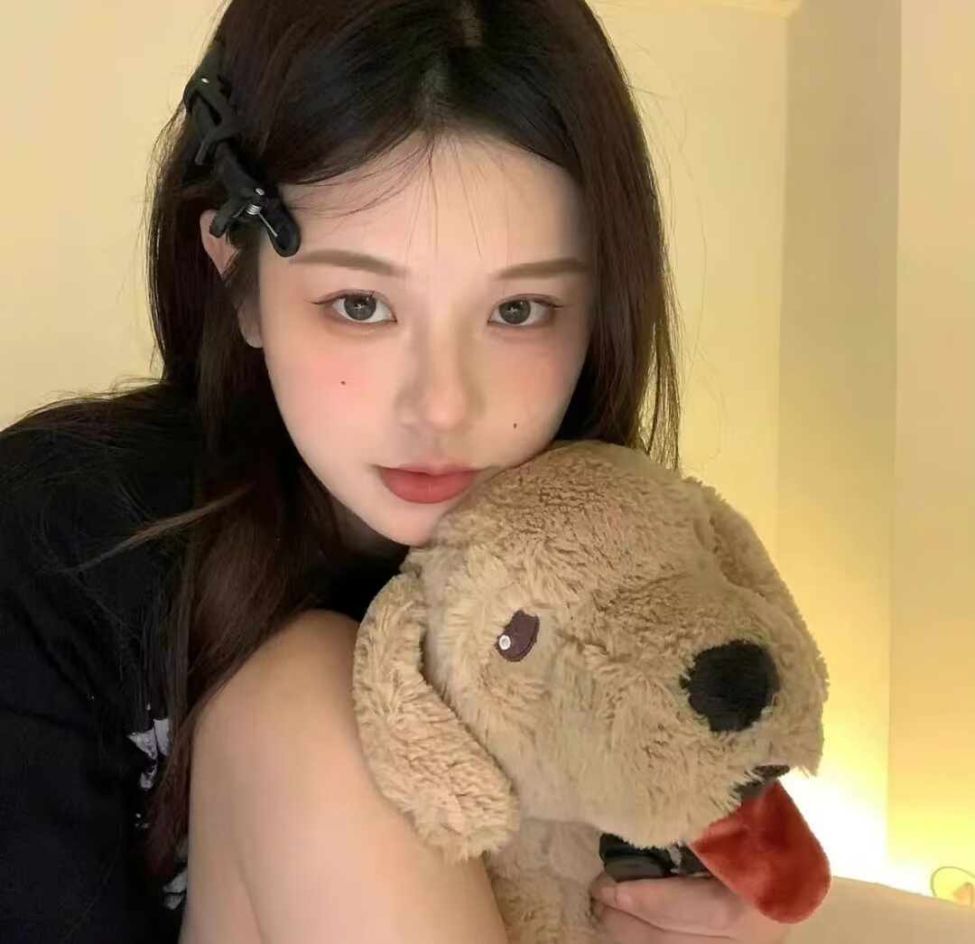 抱着玩偶女生头像