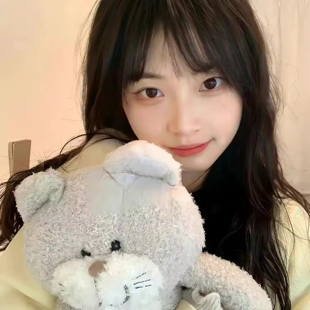 抱着玩偶女生头像