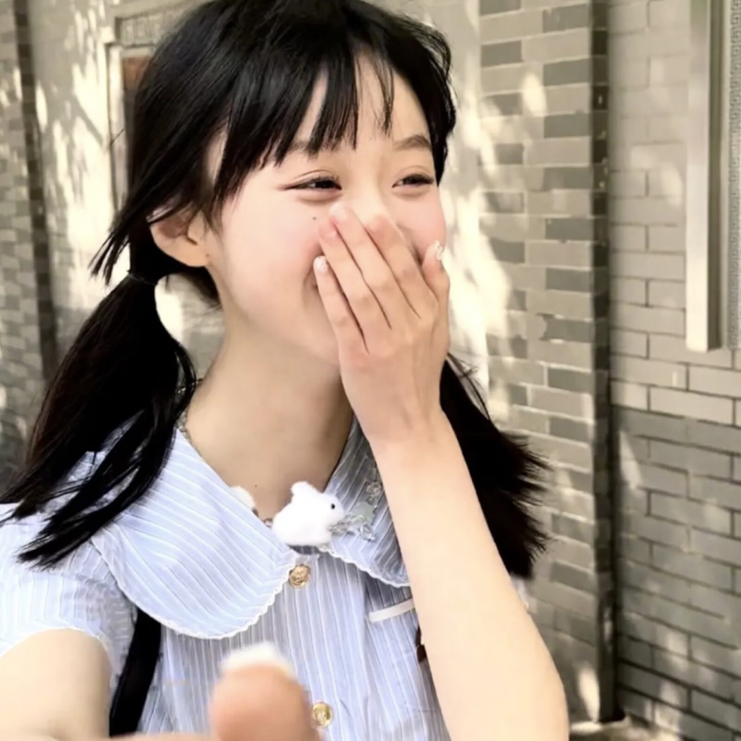 捂嘴爱笑女生头像