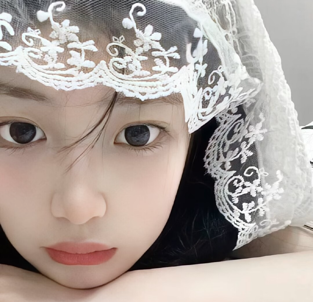 趴着甜美女生头像