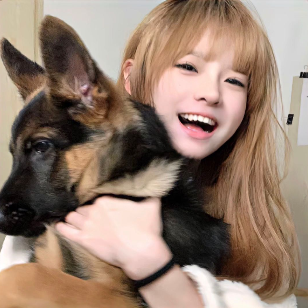 甜美爱笑抱着狗狗女生头像