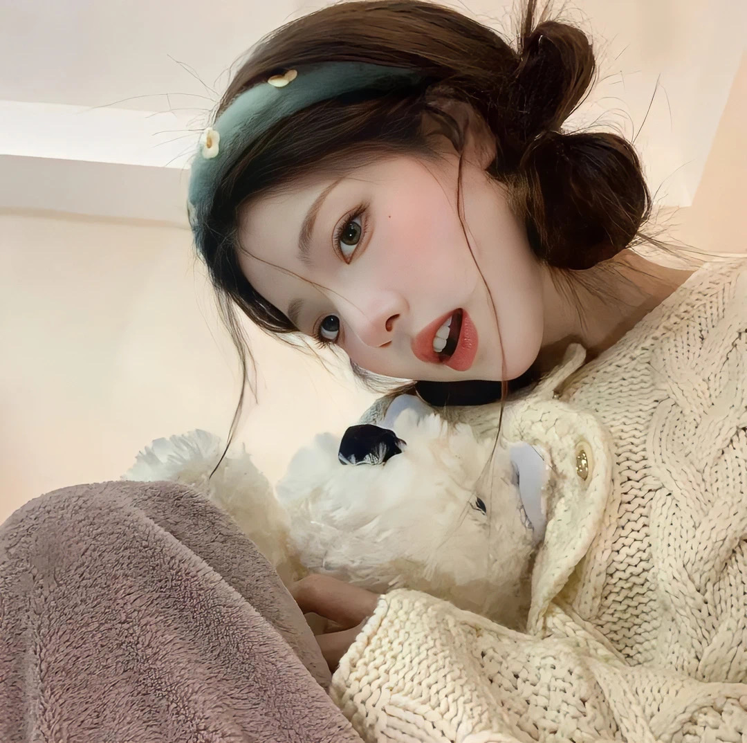 抱着狗狗甜妹女生头像