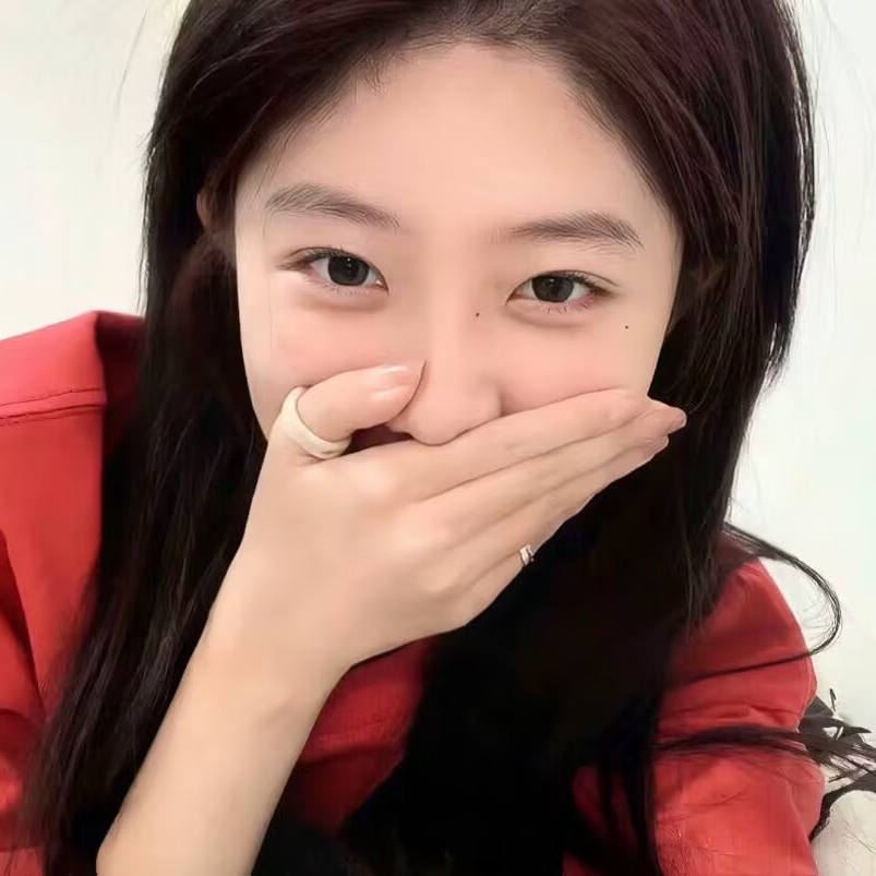 捂嘴甜美爱笑女生头像