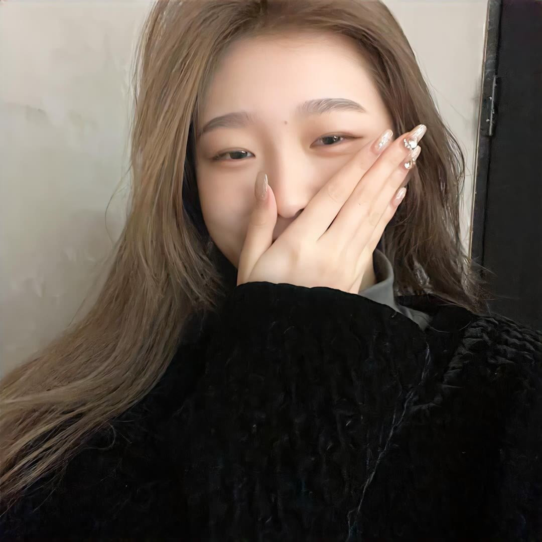 捂嘴甜美爱笑女生头像