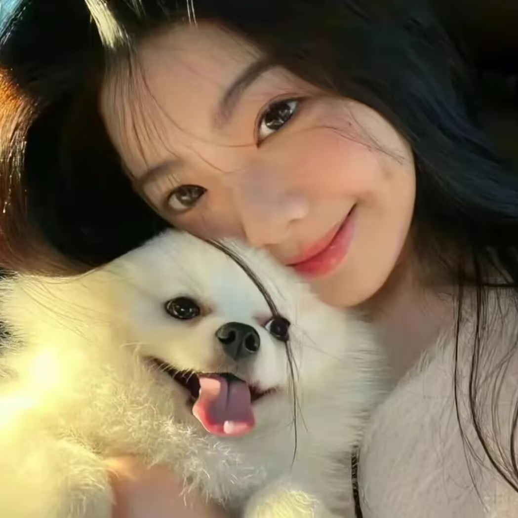 甜美爱笑抱着狗狗女生头像