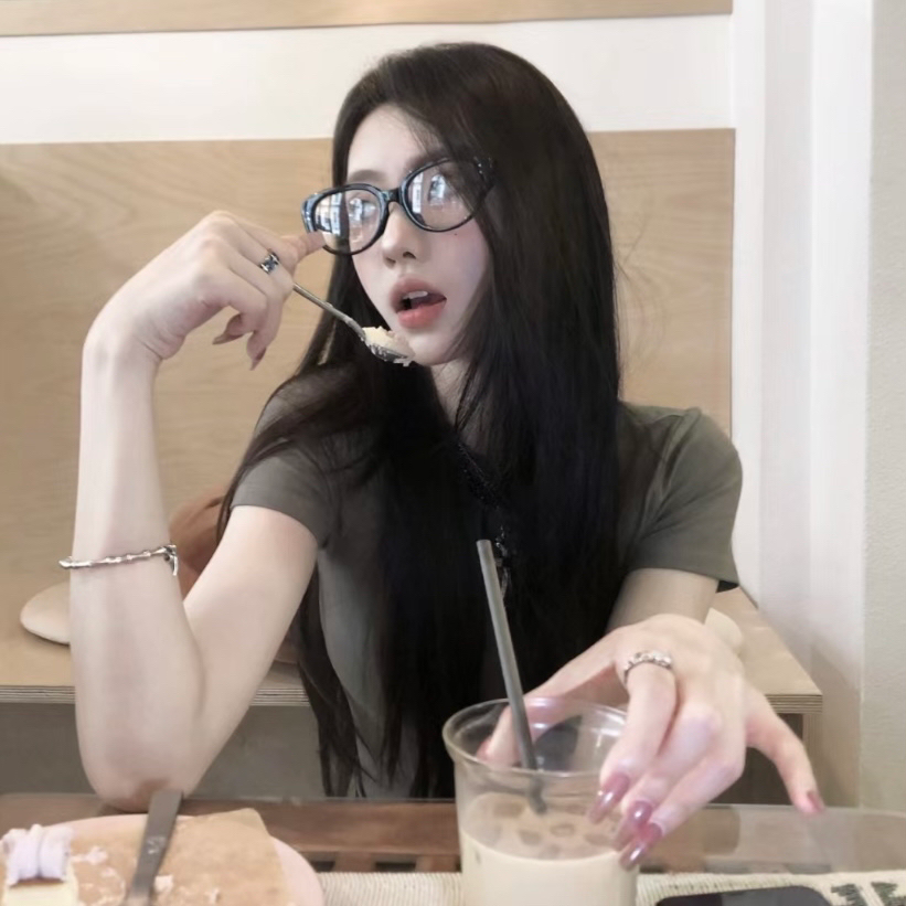 吃甜品小众女生头像