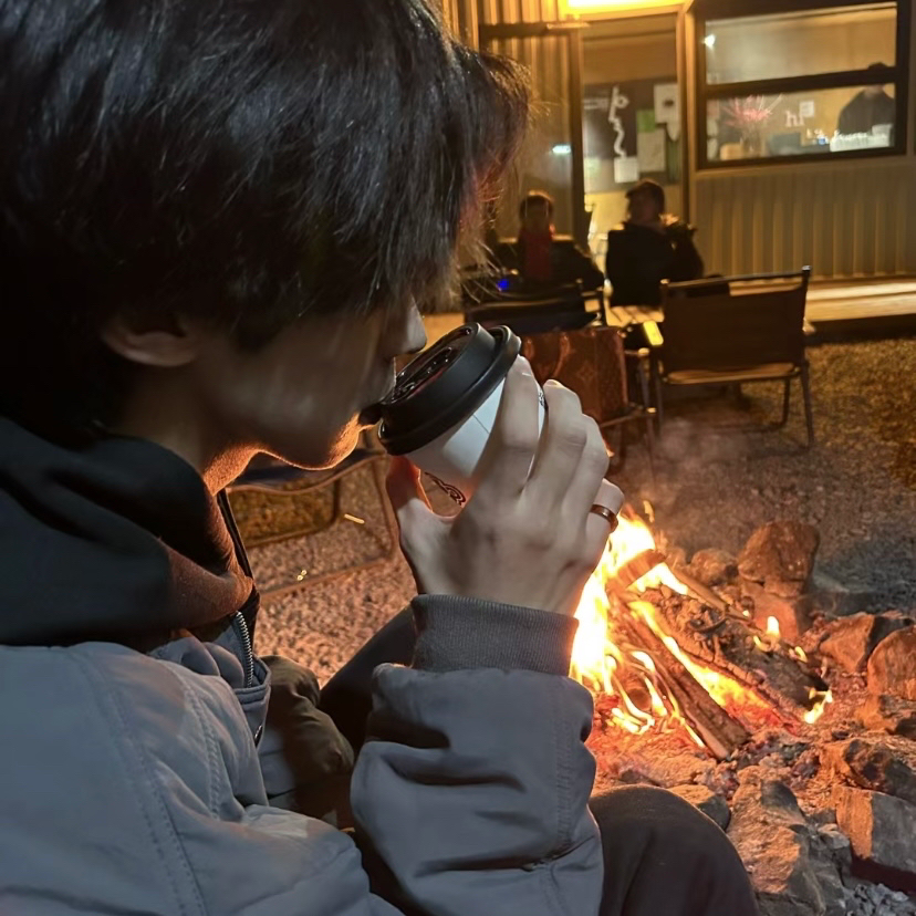 喝饮料痞帅侧脸男生头像