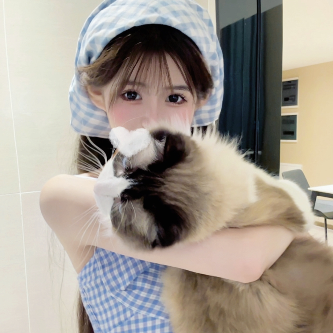 抱着猫咪甜妹女生头像