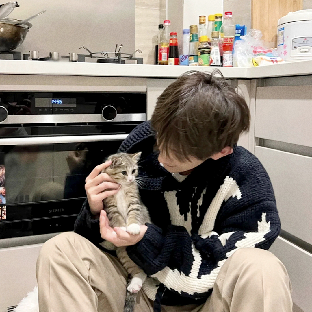 抱着猫咪痞帅男生头像