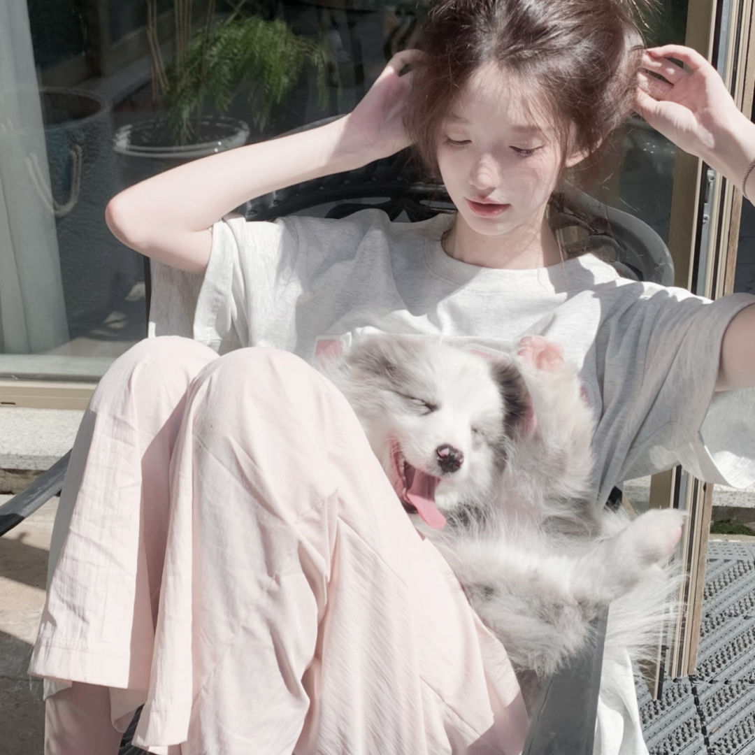 抱着狗狗甜妹女生头像