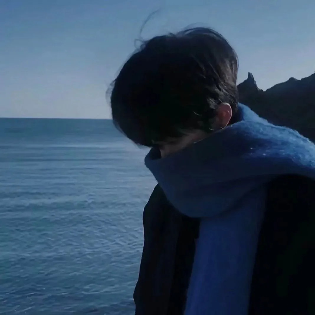 海边氛围感侧脸男生头像