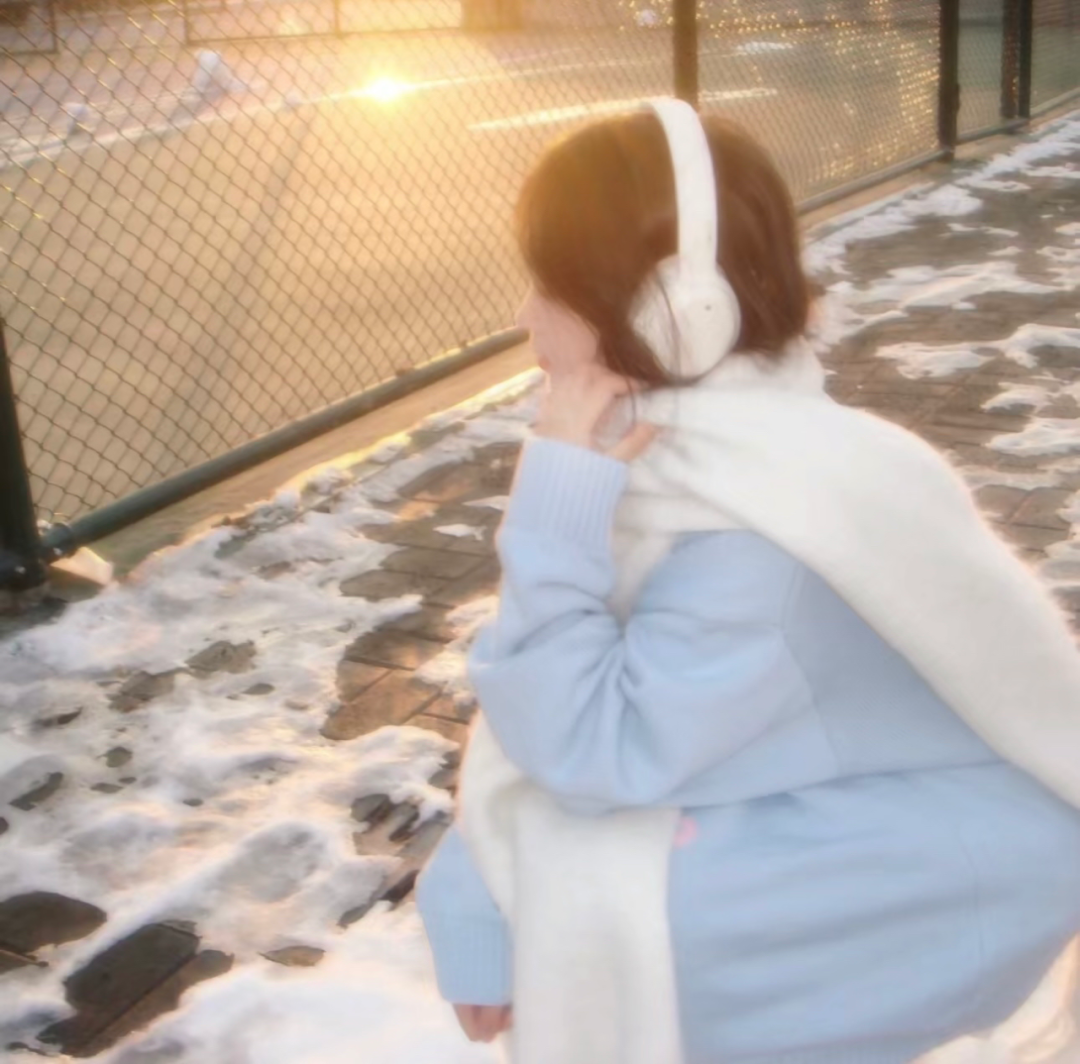 光感温柔戴耳机侧脸女生头像