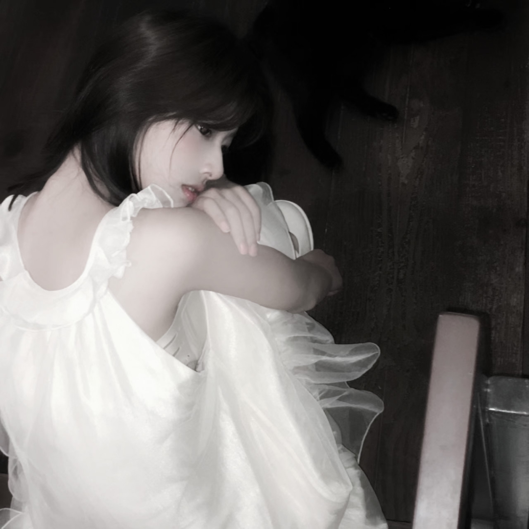 纯欲侧脸女生头像