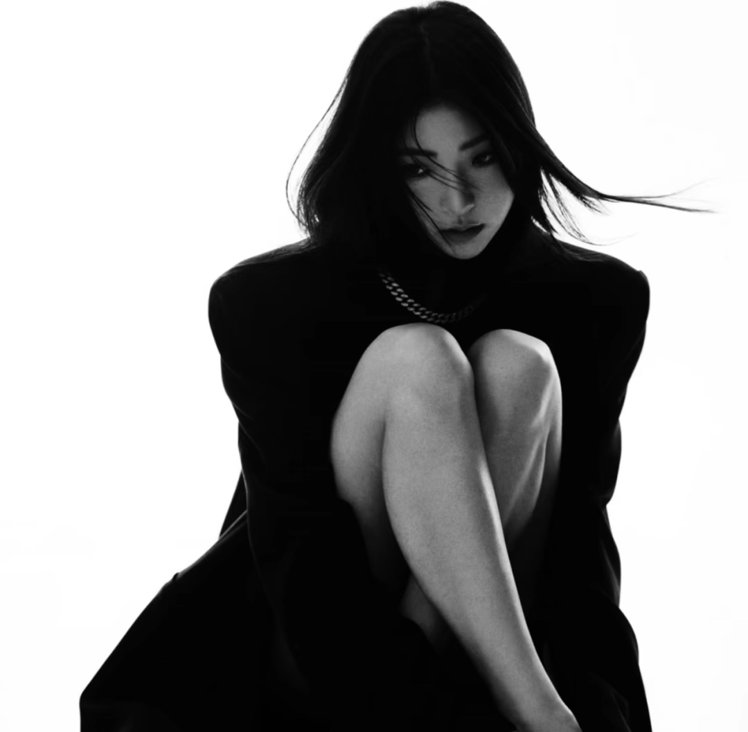 黑白气质女生头像