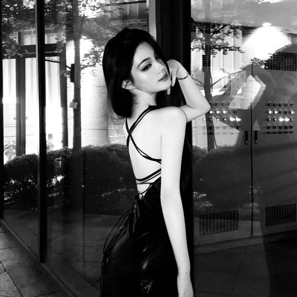 气质黑白女生头像