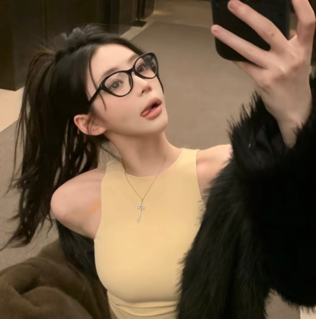 自拍手机气质女生头像
