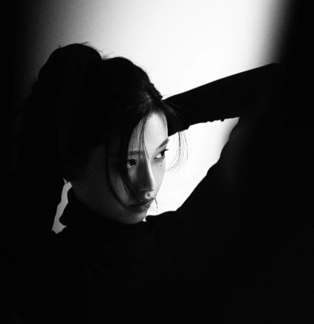 黑白气质女生头像