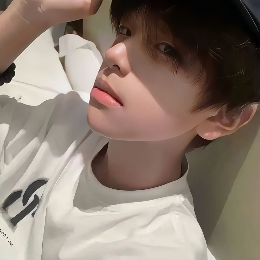 权威侧脸男生头像
