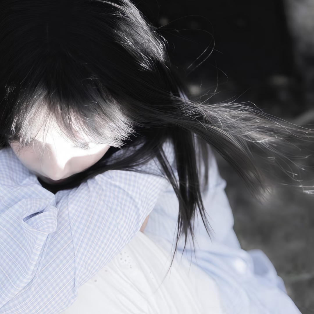 趴着清冷女生头像