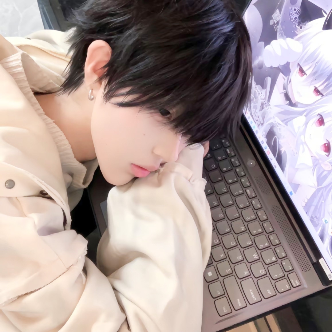 趴着小众男生头像