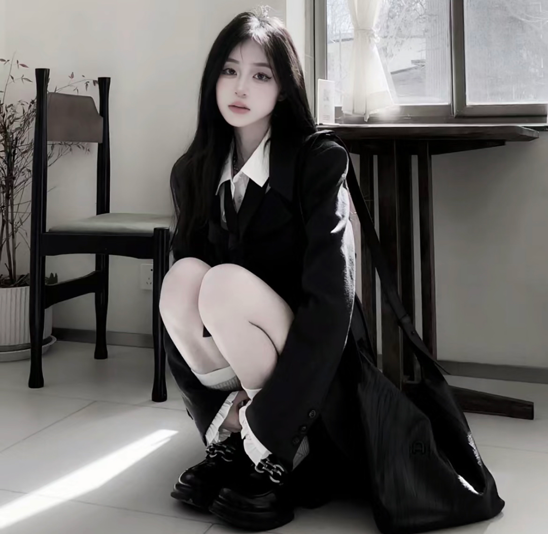 蹲着气质女生头像